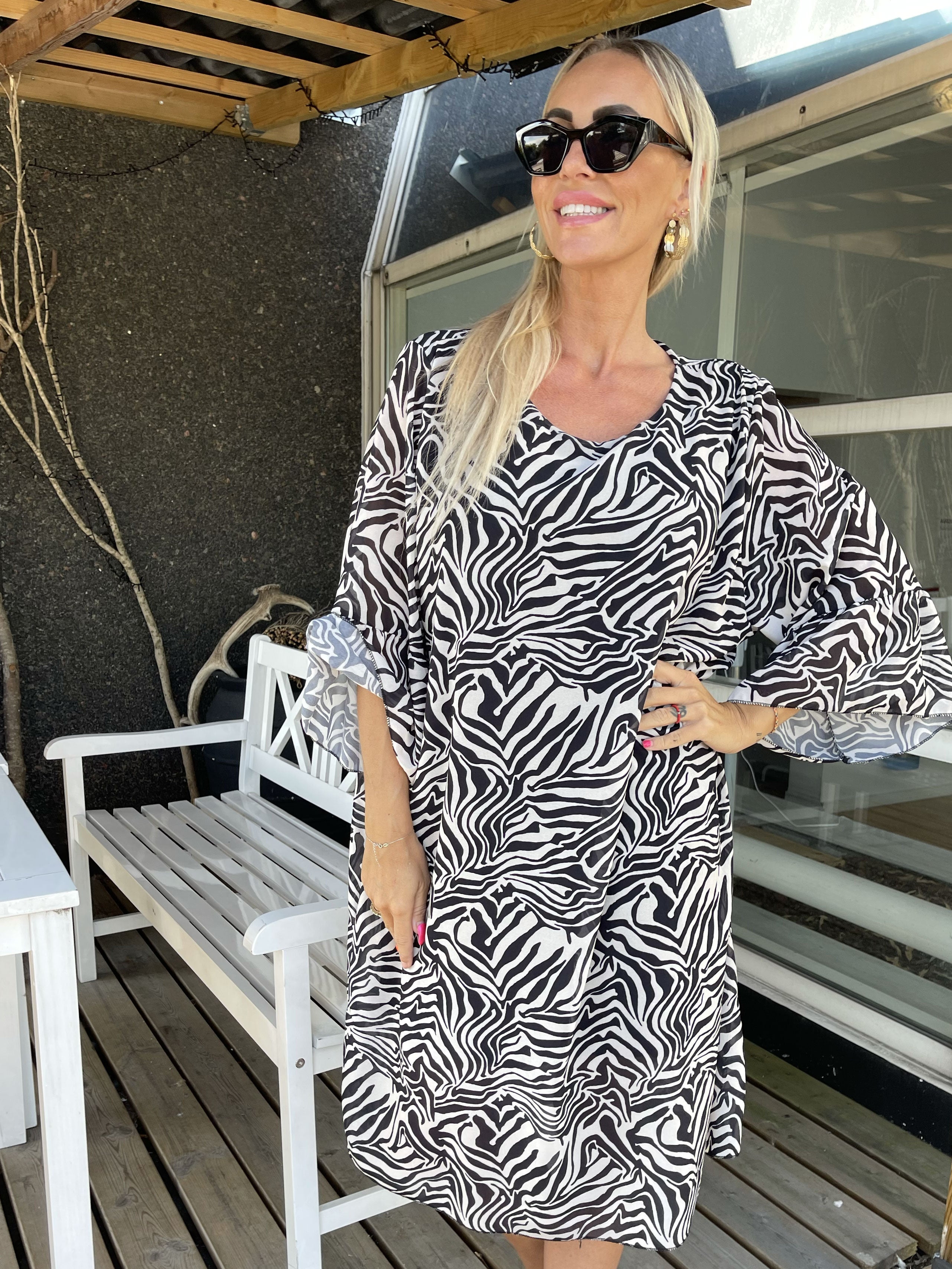 Olive - Klänning med zebramönster